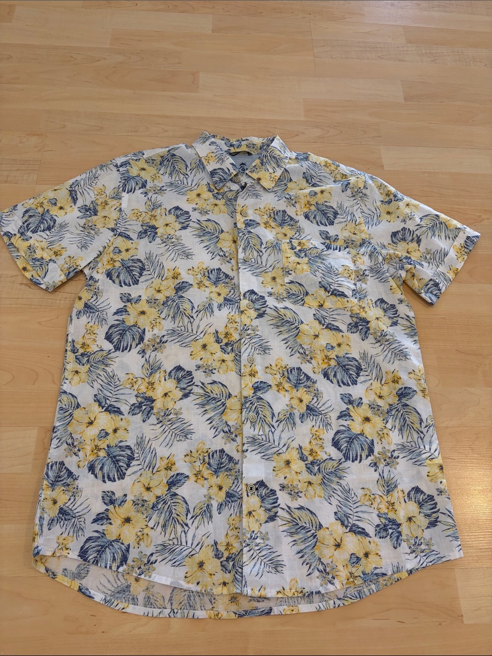IZOD Saltwater Men’s Tropical Floral Button Front Shirt Size Large